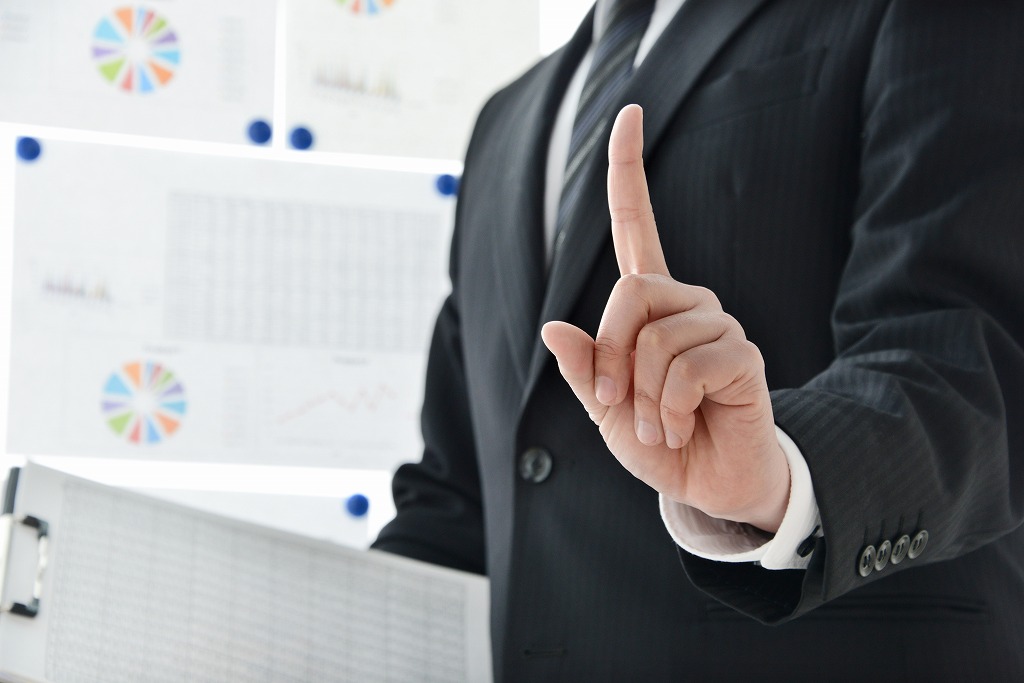 解説するビジネスマン