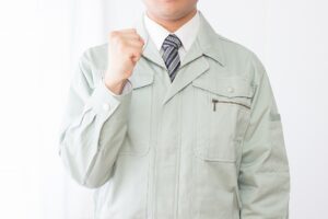 ガッツポーズの男性