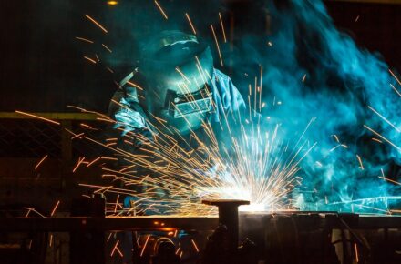 溶接と多くの火花