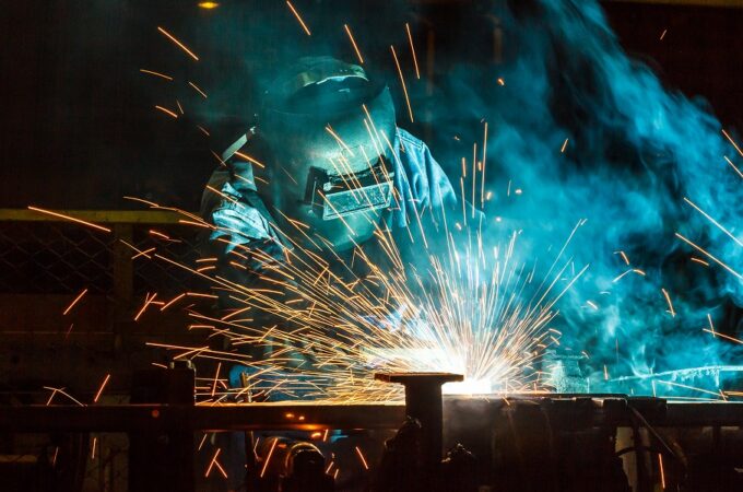 溶接と多くの火花