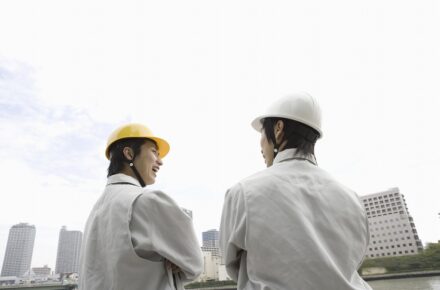 作業員が話し合う様子