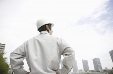 背中を見せる男性