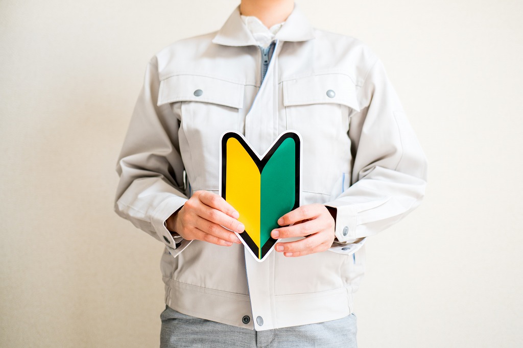 初心者マークを持つ作業員