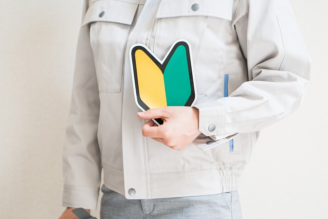 初心者マークを持つ作業員