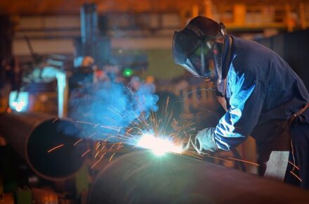 暗い中での溶接