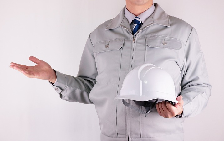 ヘルメットを持つ作業員