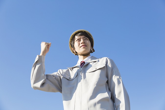 ガッツポーズをする作業員