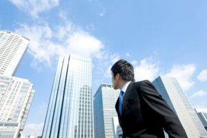 ビルを見上げるビジネスマン