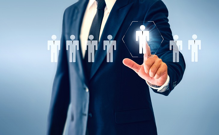 人型アイコンをタップするビジネスマン