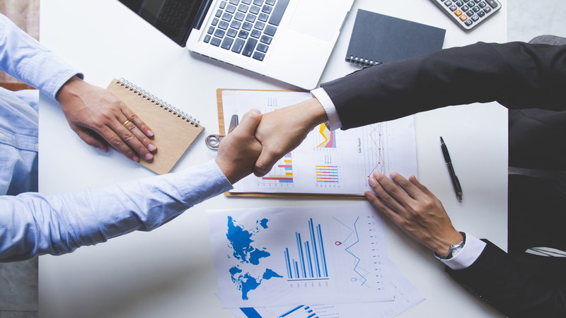 手をつなぐ・会議室