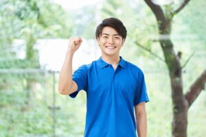 ガッツポーズの男性