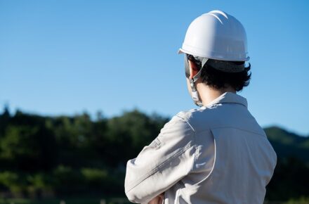 背中を見せる男性