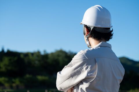 背中を見せる男性