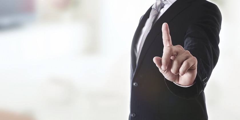 左手で指を差す