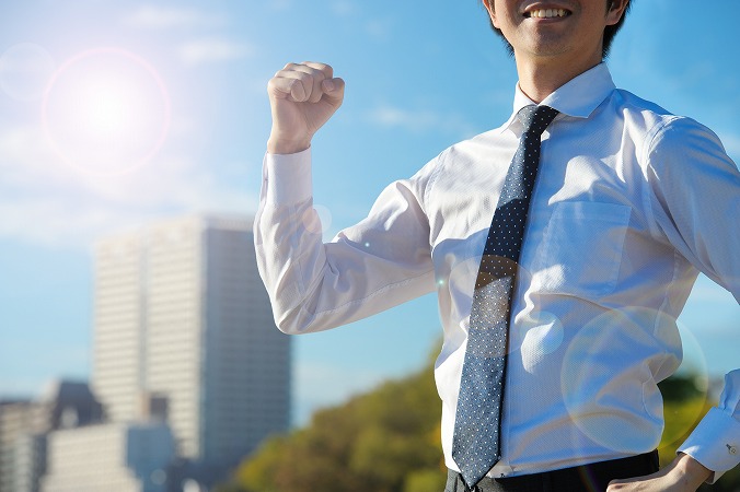 ガッツポーズをするビジネスマン